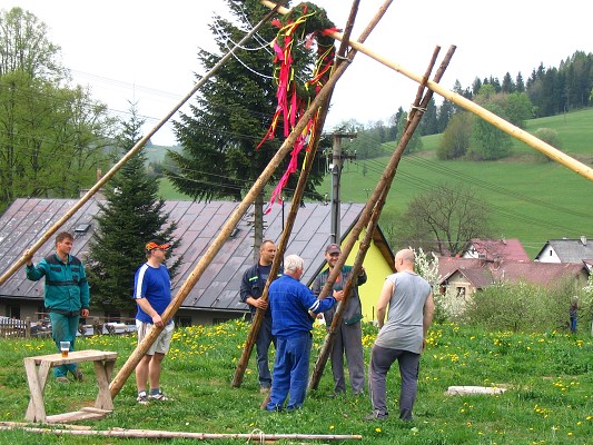Stavění májky a pálení čarodejnic 30. 4. 2009 10
