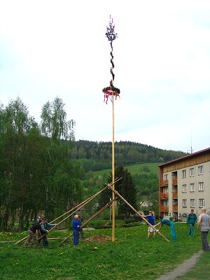 Stavění májky a pálení čarodejnic 30. 4. 2009 13
