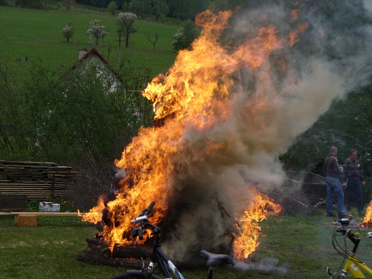 Stavění májky a pálení čarodejnic 30. 4. 2009 15