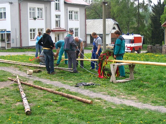 Stavění májky a pálení čarodejnic 30. 4. 2009 4