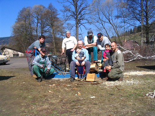 Brigáda na štípání dřeva z pokáceného javoru 2009 3