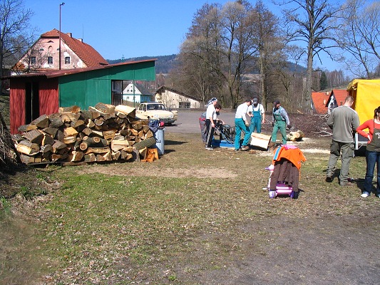 Brigáda na štípání dřeva z pokáceného javoru 2009 4