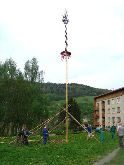 Stavění májky a pálení čarodejnic 30. 4. 2009 13